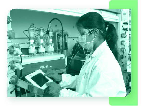 Neuland-Labs-chemist (1)